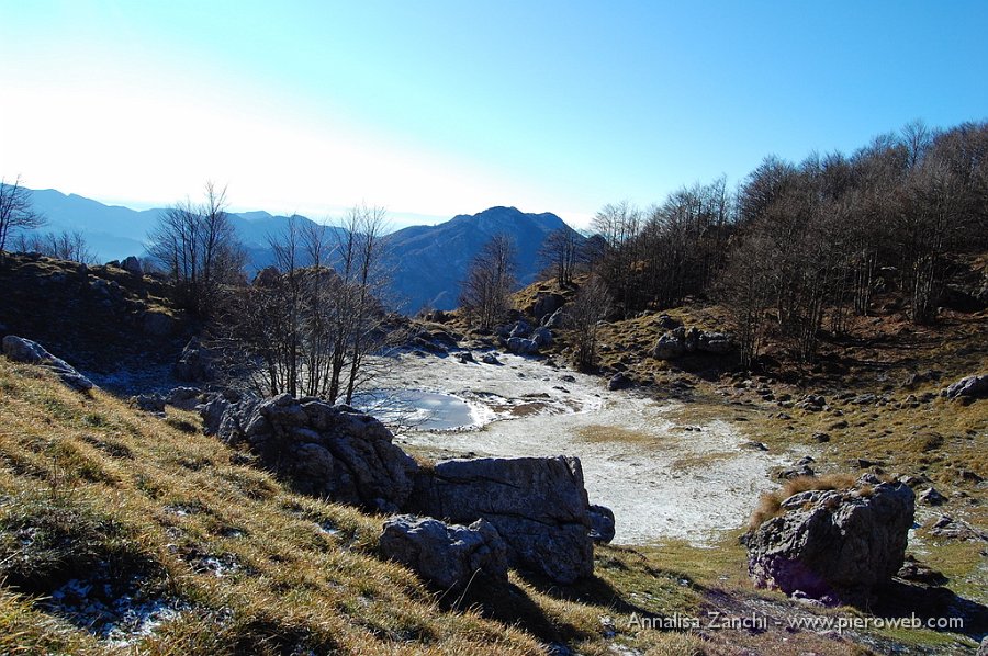 05 Radura pascoliva con pozza ghiacciata.JPG